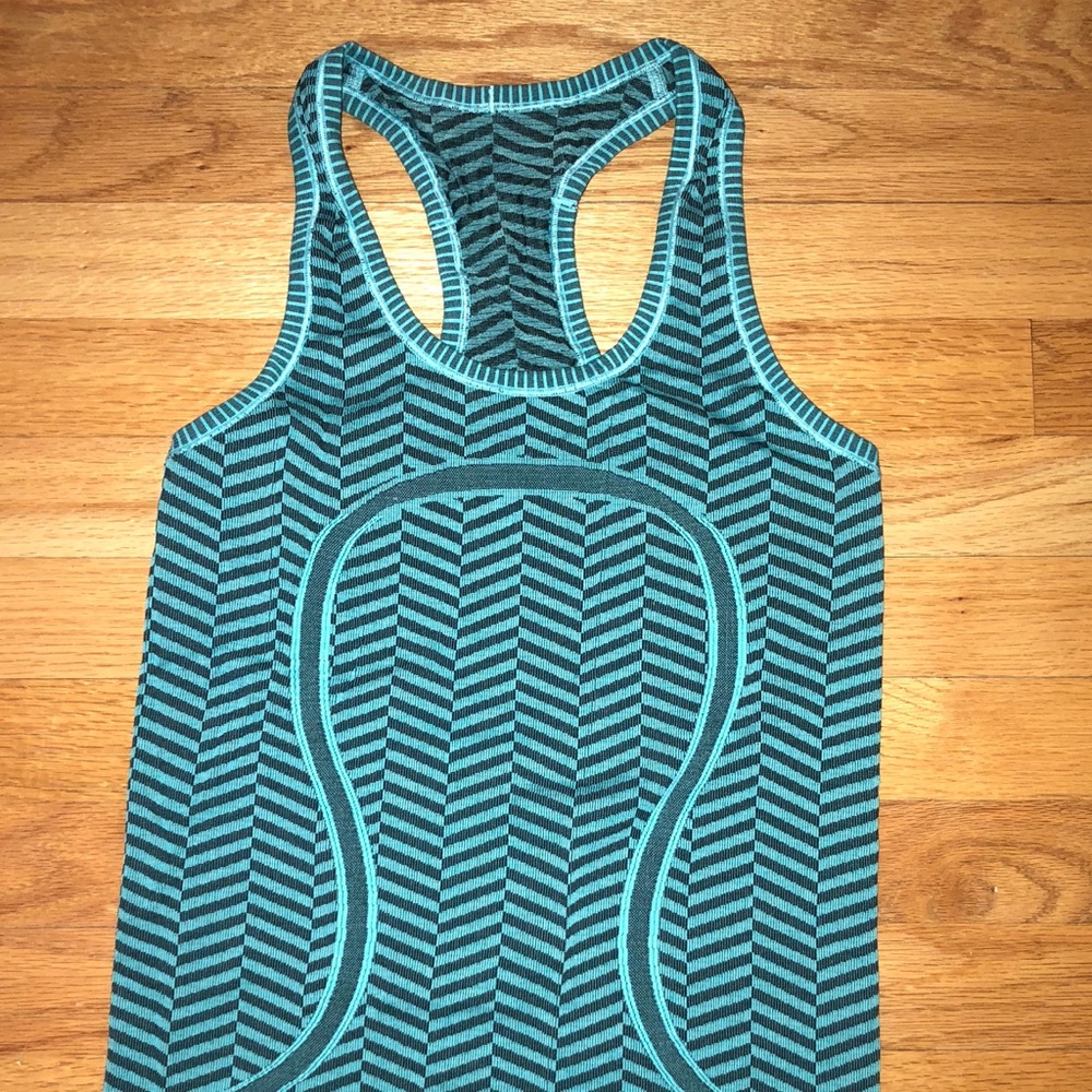 LULULEMON WORKOUT TANK BARELY WORN SIZE 6